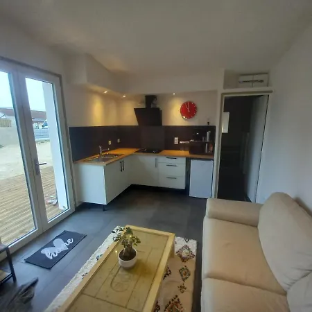 Une petite maison et sa prairie Villefargeau Extérieur photo